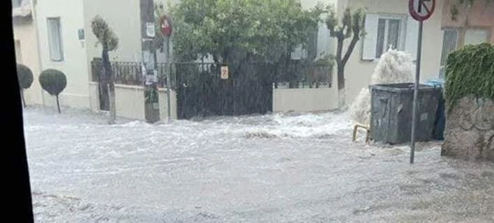 Απίστευτο: Ποτάμια οι δρόμοι στη Νέα Ιωνία από νεροποντή (Βίντεο)